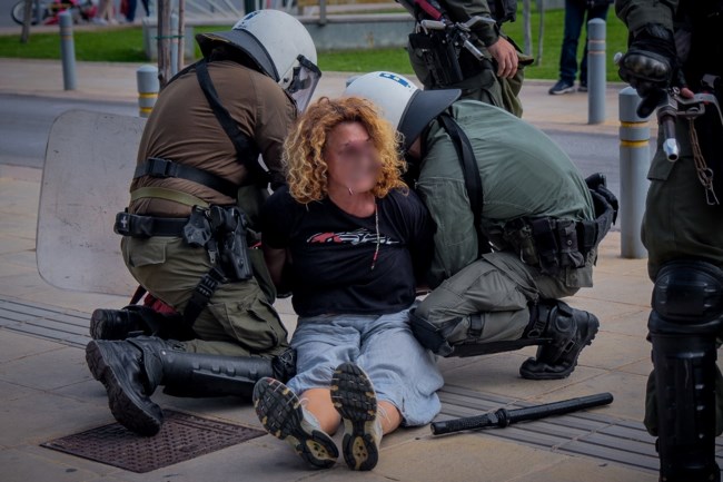 Επεισόδια στη Σούδα: ΜΑΤ εναντίον διαδηλωτριών - "Μη, έχει την καρδιά της, είμαστε οι δάσκαλοι των παιδιών σας"