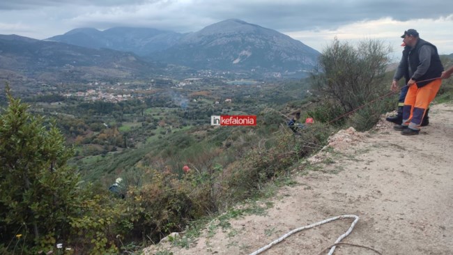 Τραγωδία στην Κεφαλονιά: Φορτηγό με τσιμεντόλιθους έπεσε σε γκρεμό 200 μέτρων- Νεκροί δύο άντρες [Εικόνες]