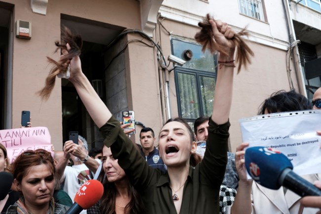 Ανάλυση: Οι Ιρανοί ηγέτες είναι ασφαλείς, αλλά η εξέγερση αυξάνει το διακύβευμα για την επιβολή του χιτζάμπ