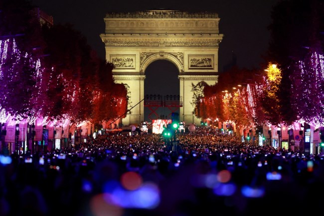 Το Παρίσι "φόρεσε" τα γιορτινά του: Τα Ηλύσια Πεδία φωταγωγήθηκαν και μύρισαν Χριστούγεννα [βίντεο]