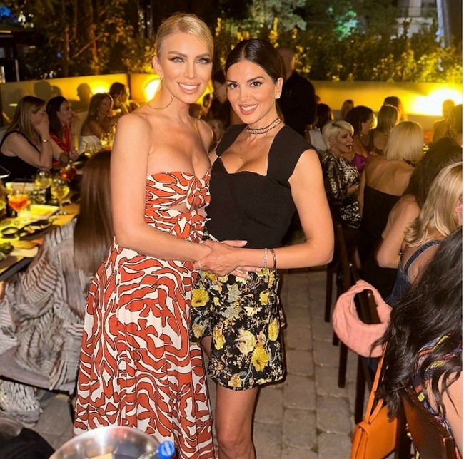 Δείπνο στον κήπο μόνο για γυναίκες: Το dinner party της Τσιμτσιλή και οι παρουσιάστριες που πήγαν κάνοντας κομψές εμφανίσεις