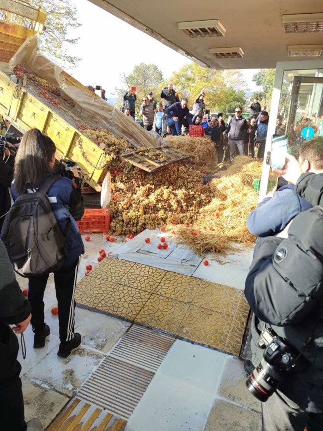 Επεισόδια στην Καβάλα: Οι αγρότες κατέλαβαν το κτίριο της Αντιπεριφέρειας – Πετούν άχυρα και γάλα [εικόνες - βίντεο]