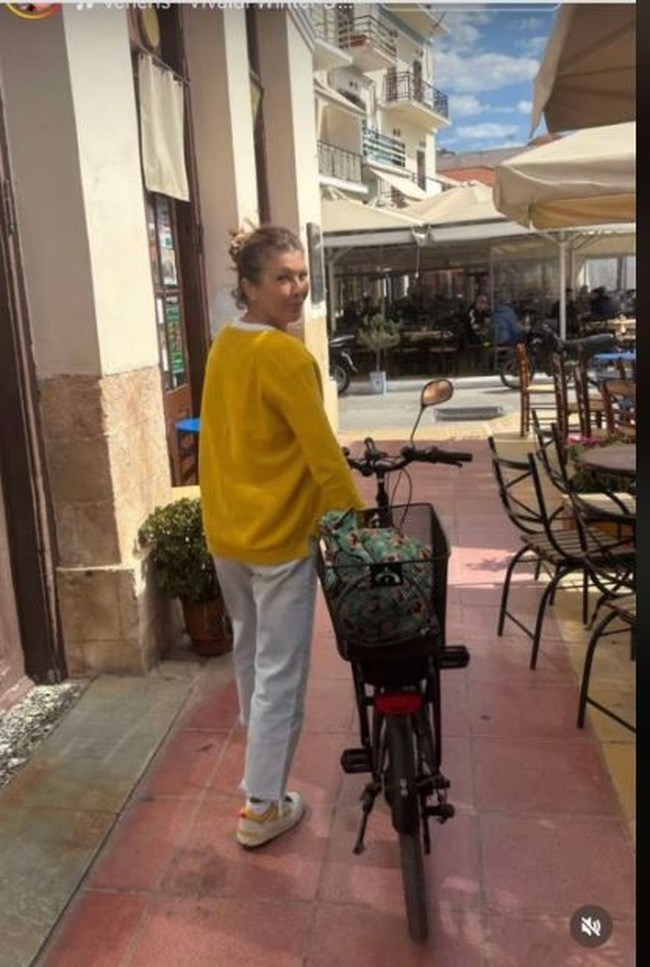 "Μόνιμη κάτοικος" της Αίγινας η Σοφία Αλιμπέρτη- Ποδηλατάδες και εξορμήσεις για ψαγμένο φαγητό