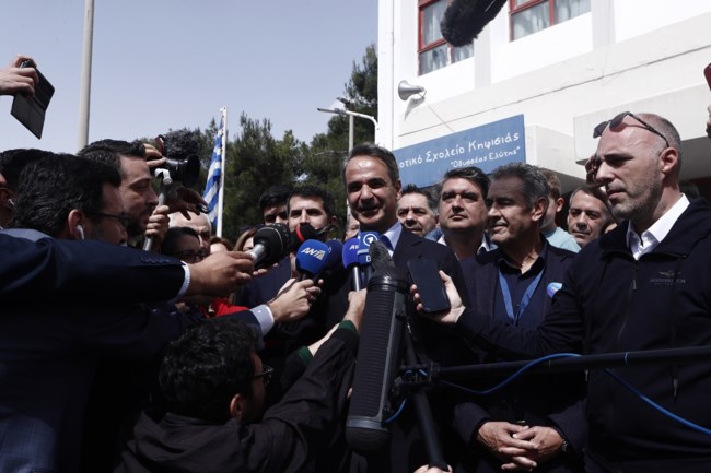 Εκλογές:  Με χαμόγελα, ευχές, μηνύματα και μπηχτές ψήφισαν οι πολιτικοί αρχηγοί  [Εικόνες-βίντεο]