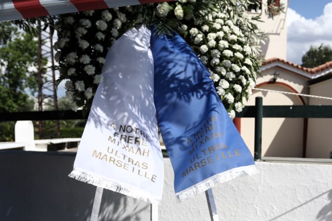 Ελευσίνα: Θλίψη και οδύνη στο τελευταίο αντίο στον Μιχάλη Κατσουρή - Τραγική φιγούρα η μητέρα του - "Πού σε πηγαίνουν παιδάκι μου;" [Εικόνες]