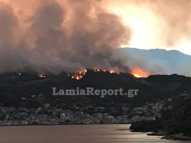 Ξεφεύγει η φωτιά στην Εύβοια: Καίγονται σπίτια - Εκκενώνονται οικισμοί [εικόνες-βίντεο]