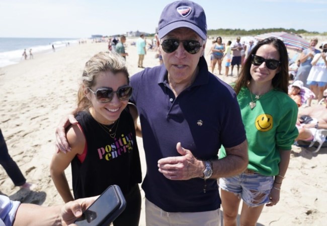 Οι διακοπές του Τζο Μπάιντεν: Στην παραλία με το καρεκλάκι του και το φιλί στον ...αέρα