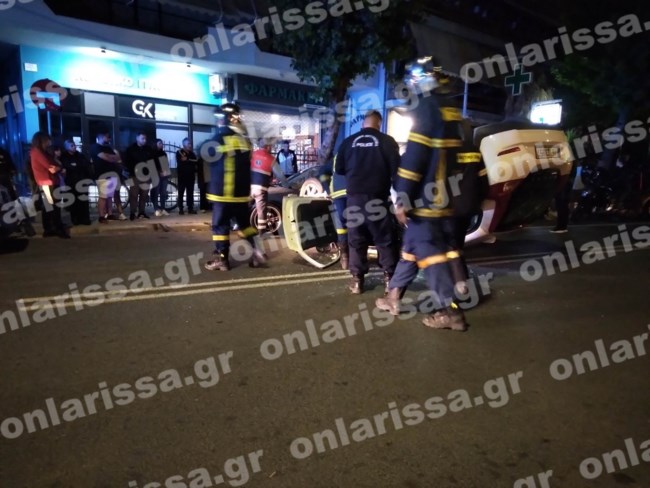 Σοκαριστικό τροχαίο στη Λάρισα: Τούμπαρε αυτοκίνητο μετά από σύγκρουση – Δύο τραυματίες [εικόνες - βίντεο]