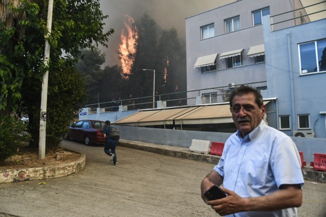 Φωτιά στην Πάτρα: Στο σημείο της πυρκαγιάς και ο δήμαρχος Κώστας Πελετίδης [εικόνες-βίντεο]