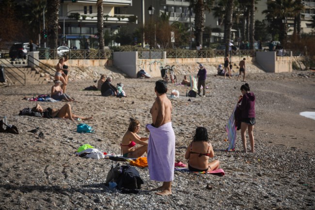 Ποιο lockdown; Γέμισαν κόσμο οι παραλίες σε Φλοίσβο και Καβούρι - Οι Αθηναίοι έκαναν τις πρώτες βουτιές [εικόνες]