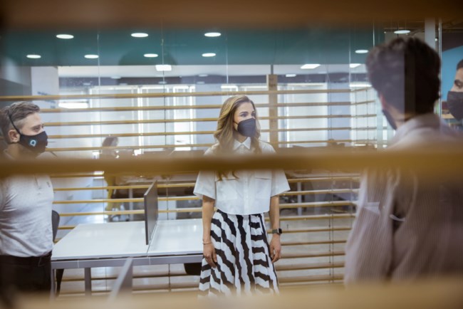 Βασίλισσα Ράνια: Απίθανο look με ασπρόμαυρη ψηλόμεση φούστα και crop πουκάμισο