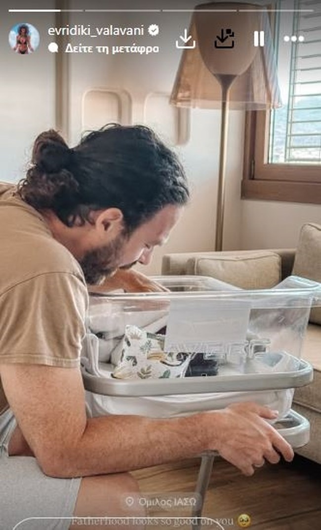 Η Ευρυδίκη Βαλαβάνη φωτογραφίζει τον Γρηγόρη Μόργκαν στο μαιευτήριο με το νεογέννητο μωρό τους