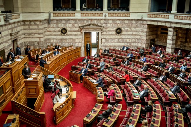 Βουλή με άδεια θεωρεία, απολυμαντικά και πλεξιγκλάς στο βήμα - Ποιος ήταν ο μοναδικός επισκέπτης