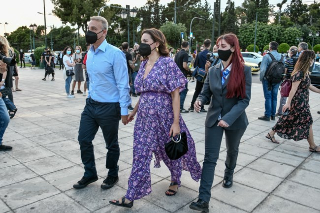 Η εγκυμονούσα Όλγα Κεφαλογιάννη στην επίδειξη του Dior μαζί με τον σύζυγό της