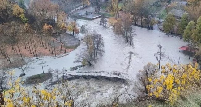 Καστοριά: Υπερχείλισε ο Αλιάκμονας στο Νεστόριο, καταστροφές στο χώρο του River party και στο χωριό Γράμμος [εικόνες]