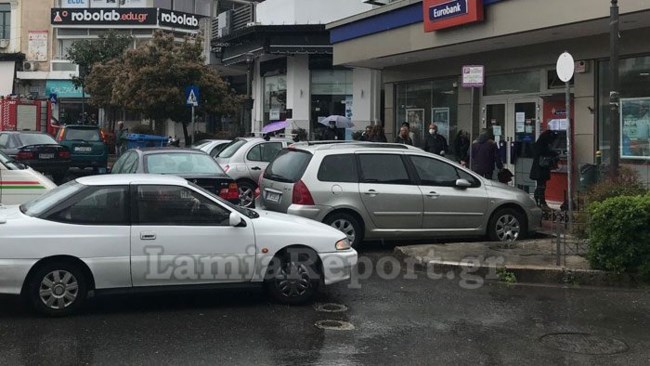 Ποιος κορονοϊός; Στην "ανυπότακτη" Λαμία είχε μποτιλιάρισμα και διπλοπαρκαρισμένα