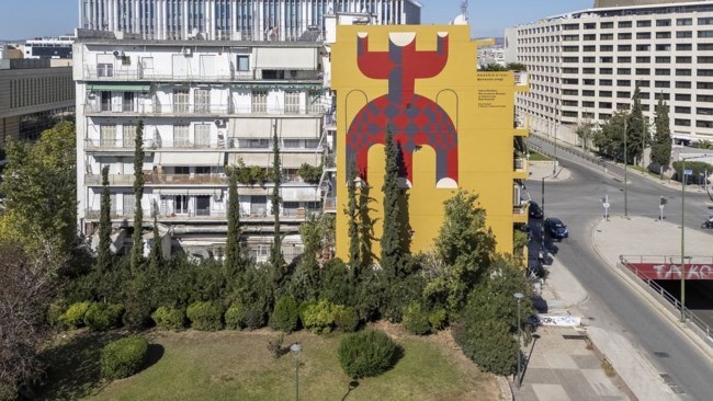 Ποια είναι η γυναικεία φιγούρα με την κόκκινη και μωβ φορεσιά στον Νέο Κόσμο
