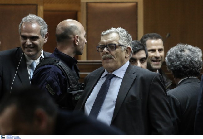 Τάκης Μιχαλόλιας: Ο αδερφός και συνήγορος του Μιχαλολιάκου που είπε "ξυπόλητους" τους χιλιάδες πολίτες έξω από το εφετείο