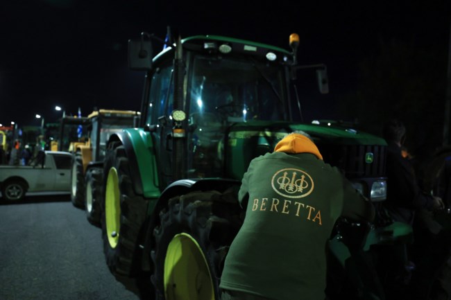 Σκληραίνουν την στάση τους οι αγρότες: 1.500 τρακτέρ στον Ε-65 την Τρίτη - Πού στήνονται τα νέα μπλόκα