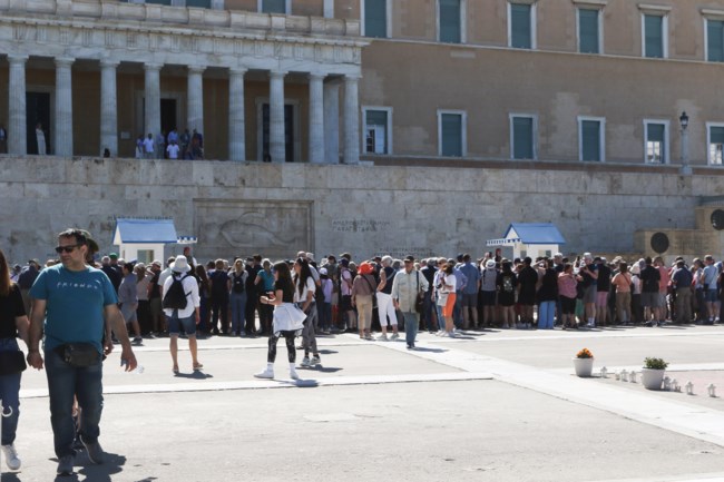 Σύνταγμα: Τουρίστες από όλο τον κόσμο κάνουν ουρά για την εντυπωσιακή αλλαγή φρουράς στον Άγνωστο Στρατιώτη [βίντεο]