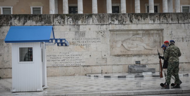 Μνημείο του Άγνωστου Στρατιώτη: Με κάπες οι Εύζωνες - Αλλαγή φρουράς με ΡΕΟ για να μην γλιστρήσουν [Εικόνες]