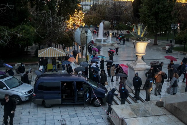 Κόλαση η Αθήνα: Χάος στους δρόμους από τη βροχή και τη διακοπή στα δρομολόγια του Μετρό