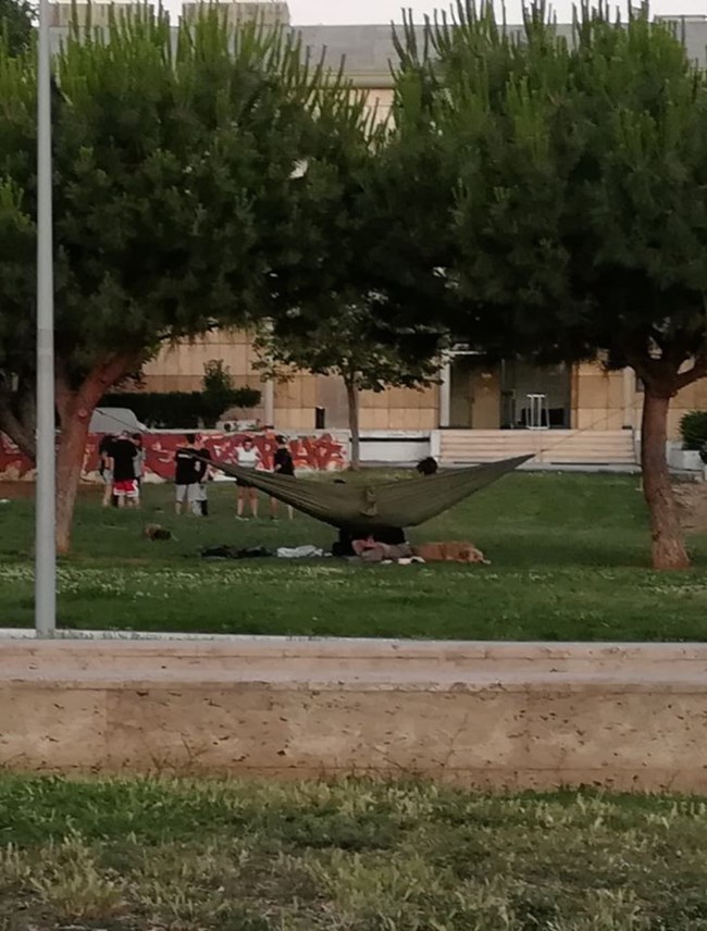 "Χαλαρά" στη Θεσσαλονίκη: Έστησε αιώρα στο κέντρο της πόλης για να απολαύσει την ημέρα!