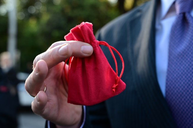 Κυριάκος Μητσοτάκης: Έδωσε ασημένιο γούρι με τα αρχικά του στους βουλευτές της ΝΔ [εικόνες]