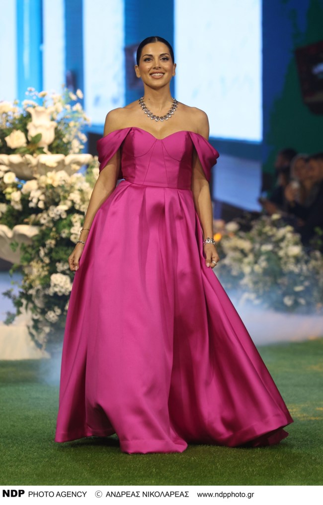 Παραμυθένια η Σταματίνα Τσιμτσιλή: Η οσκαρική εμφάνιση στην πασαρέλα με έξωμο μάξι φόρεμα