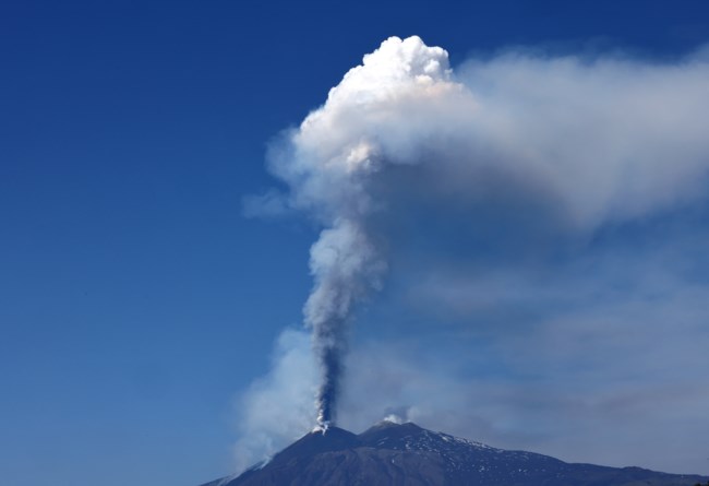 Αίτνα: Εικόνες και βίντεο από τις νέες εκρήξεις του ηφαιστείου της Σικελίας - Πανικοβλήθηκαν οι τουρίστες