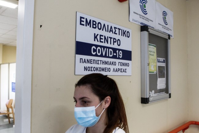 Ο κορονοϊός σαρώνει Λάρισα και Αχαΐα: Τι φοβούνται στον κάμπο - "Κολλημένοι" οι εμβολιασμοί στην Πάτρα