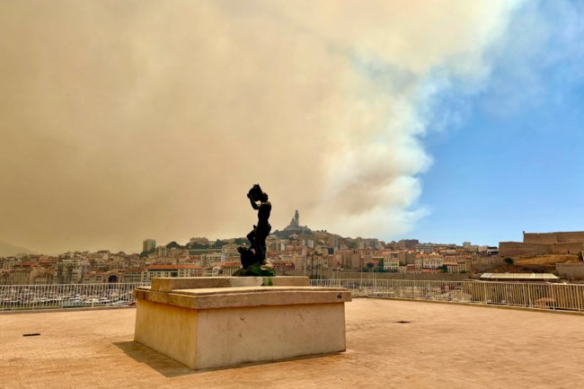 Φωτιά στη Μασσαλία: Ανυπολόγιστη καταστροφή μετά την πυρκαγιά που ξεκίνησε από ένα αυτοκίνητο - Προβλήματα στις μεταφορές