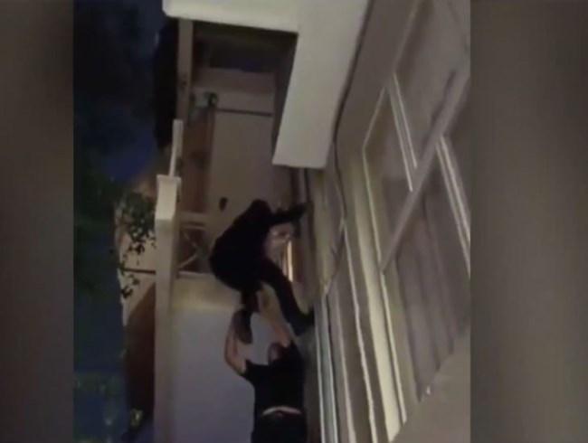 Καμίνια: Αστυνομικός μητέρα 3 παιδιών διέσωσε τον 5χρονο - Η 19χρονη αδερφή του τον κλείδωσε στο σπίτι για να βγει ραντεβού [βίντεο]
