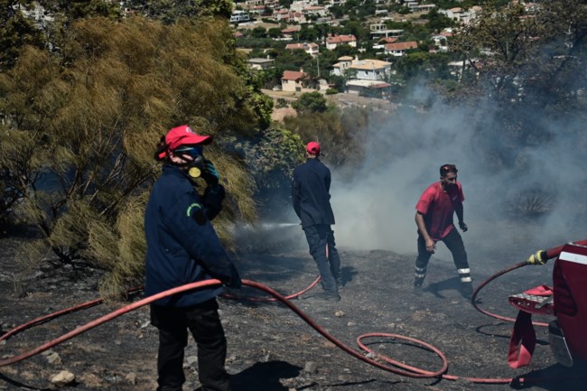 Φωτιά στο Κορωπί: Ζημιές σε σπίτια από τις φλόγες - Εκκενώθηκαν τρεις περιοχές, καλύτερη η εικόνα της πυρκαγιάς