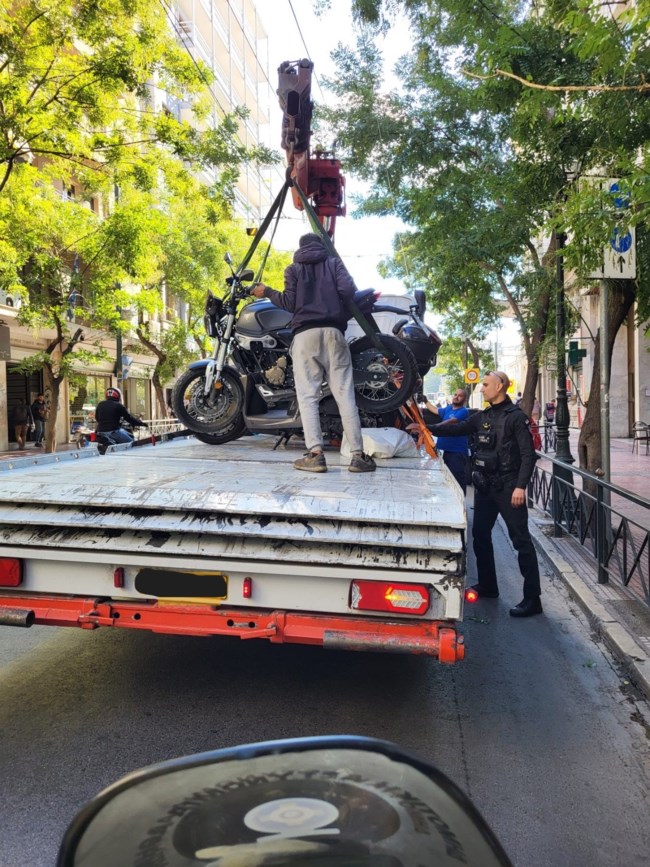 Ο δήμος Αθηναίων και η Τροχαία μαζεύουν παράνομα σταθμευμένα μηχανάκια από το κέντρο της πόλης [εικόνες]