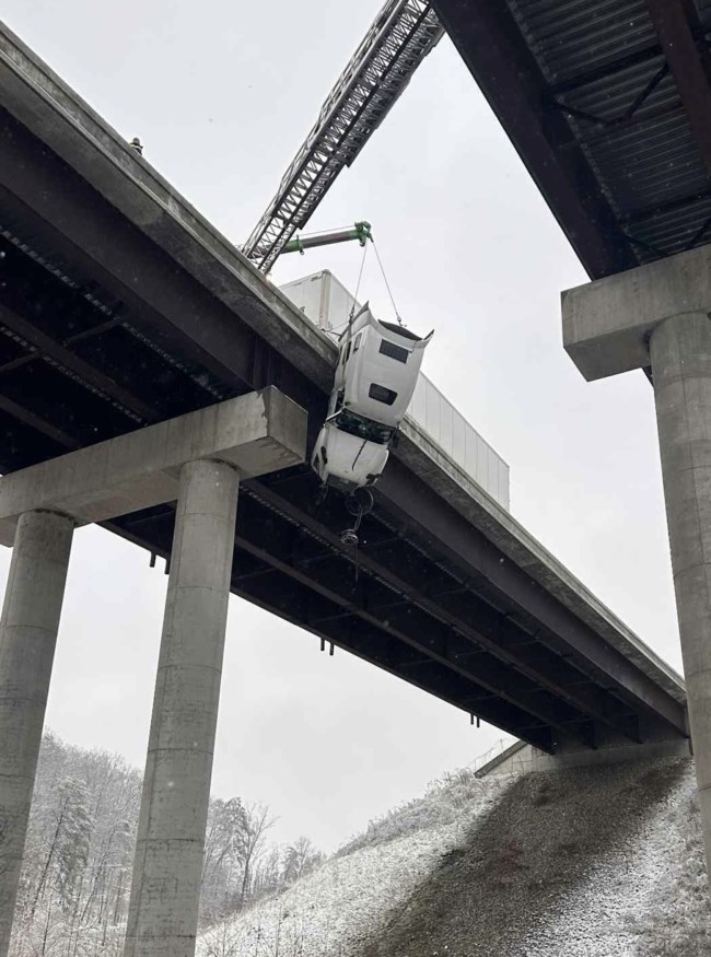 Απίστευτο βίντεο με νταλίκα να κρέμεται από γέφυρα: Εχασε τον έλεγχο λόγω παγετού στη Βιρτζίνια