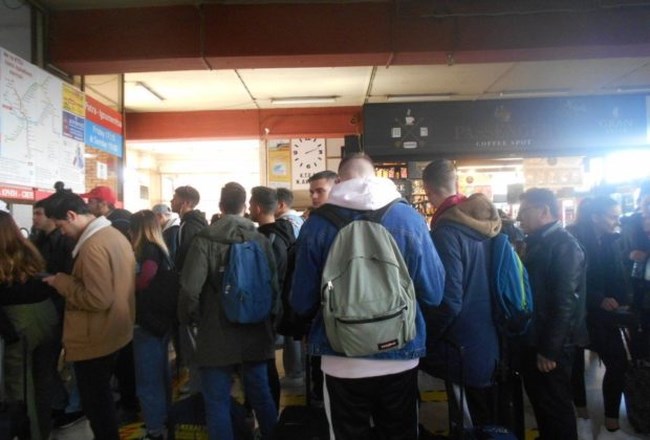 Κορονοϊός: Όπου φύγει - φύγει οι φοιτητές της Πάτρας - Ουρές στα ΚΤΕΛ