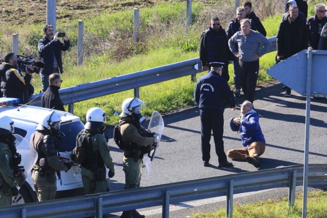 Αγρότες: Νέο κλείσιμο Εθνικών Οδών από τη Δευτέρα - Συλλήψεις και τραυματισμοί - Κλειστή η Αθηνών - Θεσσαλονίκης και η Ε65