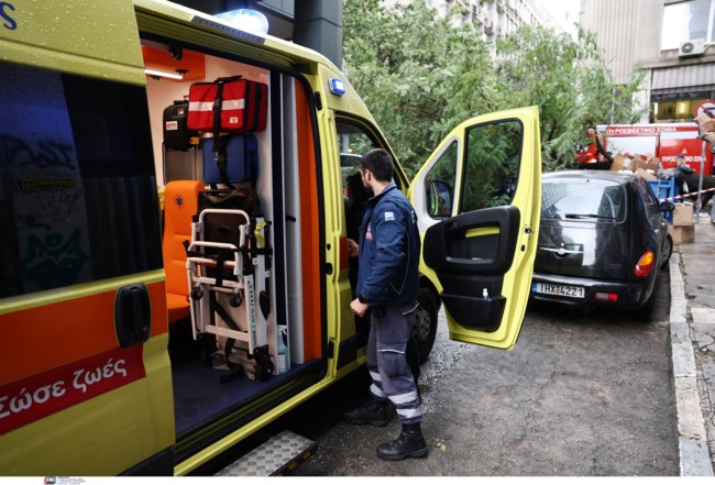 Κακοκαιρία: Πτώση δέντρου στο κέντρο της Αθήνας - Ένας τραυματίας [εικόνες - βίντεο]