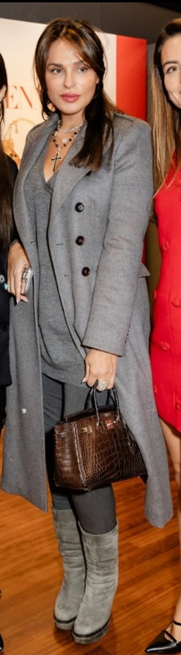 Σίλια Κριθαριώτη: Το μονόχρωμο total grey look της με πουλόβερ και κοστούμι και η iconic Hermès croco τσάντα που έσπασε τη μονοχρωμία