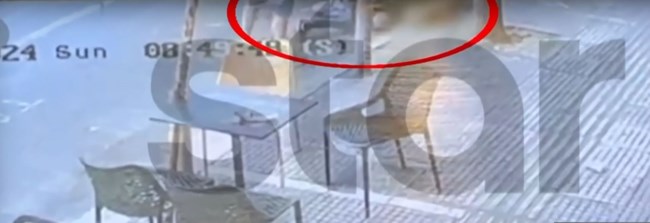 Πλατεία Βικτωρίας: Καρέ - καρέ η άγρια επίθεση του πεθερού στον γαμπρό του - Οι πρώτες βοήθειες στο θύμα