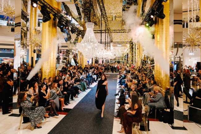 "Stay Golden": Ένα ξεχωριστό catwalk στήθηκε στο Golden Hall - Οι λαμπεροί καλεσμένοι