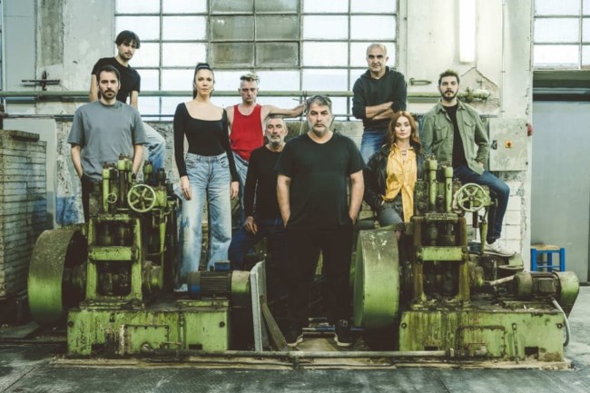 Ο Βασίλης Μπισμπίκης εγκαινιάζει το νέο Cartel: Σε παλιό εργοστάσιο στο Αιγάλεω - Η αιρετική παράσταση που ανεβάζει