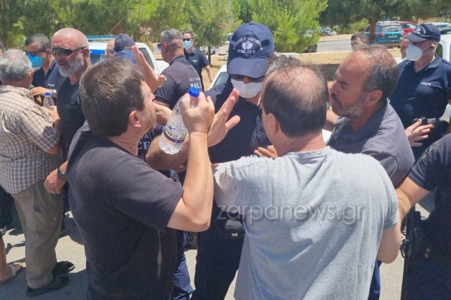 Ενταση στην αποχώρηση Πλεύρη από το Νοσοκομείο Χανίων: Συνθήματα και σπρωξίματα [εικόνες, βίντεο]