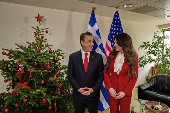 Κίμπερλι Γκιλφόιλ και Σταύρος Παπασταύρου άκουσαν μαζί τα κάλαντα [εικόνες - βίντεο]