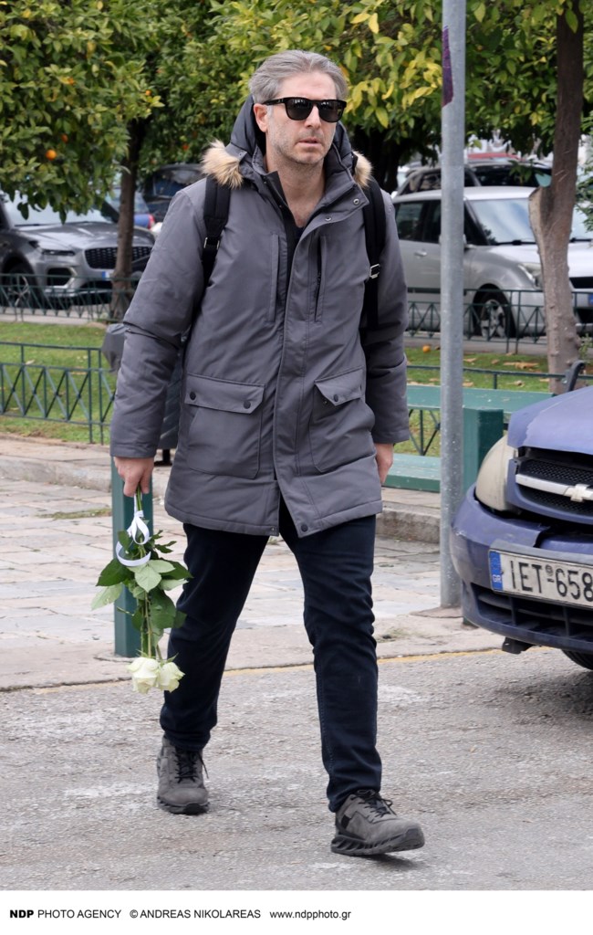 Τελευταίο αντίο στον σπουδαίο Γιώργο Μιχαλακόπουλο - Ποιοι έδωσαν το παρών στην κηδεία του [εικόνες]