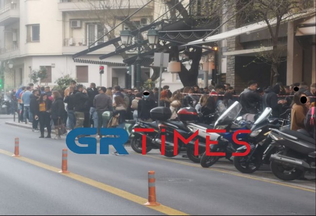 Θεσσαλονίκη: Συνωστισμός και πρωτοφανείς ουρές για ποτό στο Κέντρο - Άμεση επέμβαση της ΕΛΑΣ [εικόνες, βίντεο]