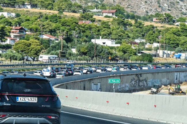 Κορυφώνεται η επιστροφή των αδειούχων - Αυξημένη η κίνηση σε λιμάνια και εθνικές οδούς