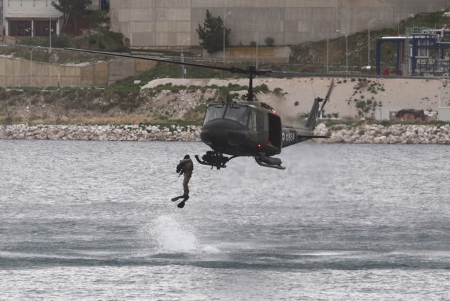 Εντυπωσιακές εικόνες από την κοινή άσκηση δυνάμεων ειδικών επιχειρήσεων Ελλάδας και ΗΠΑ στη Νέα Πέραμο