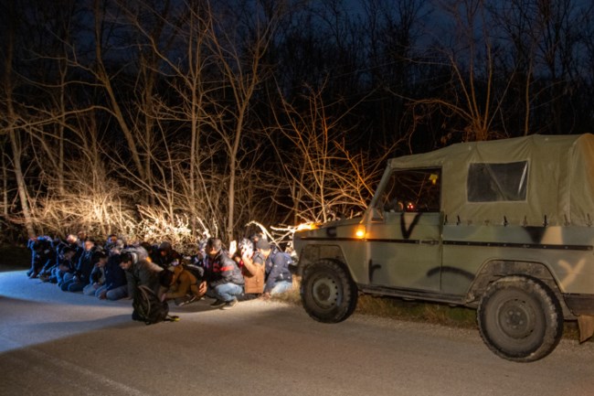 Νέα επίθεση στον Έβρο: Μολότοφ εναντίον των ΜΑΤ που φυλάνε τα σύνορα [Βίντεο]